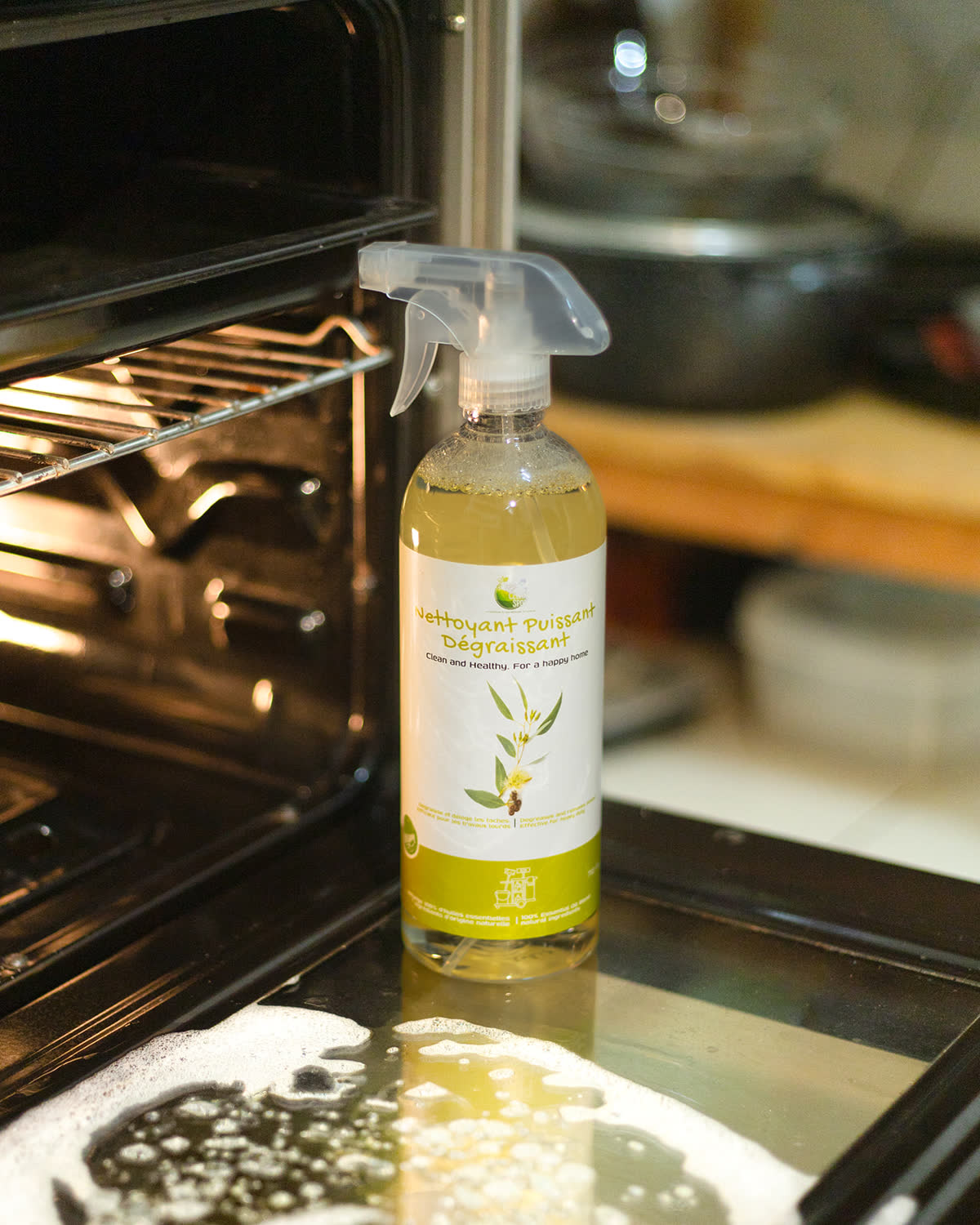 Nettoyant Puissant Dégraissant Clean Spot devant un four de cuisine