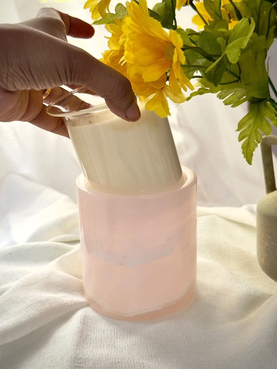 Système de recharge de la Bougie Pierre d'Onyx Rose — insert en verre glissé dans le contenant en pierre